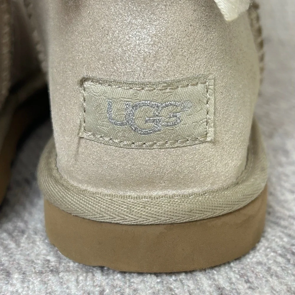 UGG Australia Bailey Bow Shimmer Gold Champagne Boots Size‎ 6